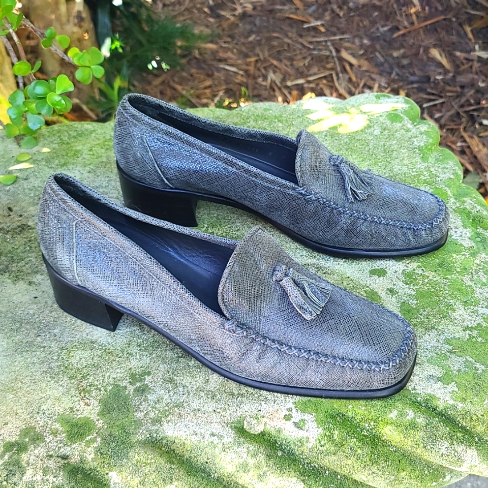 Stuart Weitzman Greenish Gray Leather Sz 9 Tasseled Loafer. Gently Used